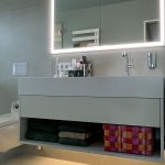 Badeimmer mit Nachtlicht im Unterschrank