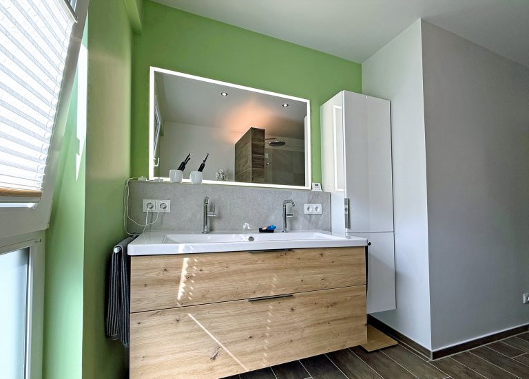 Doppelwaschplatz mit LED Spiegel im neu renoviertem Bad