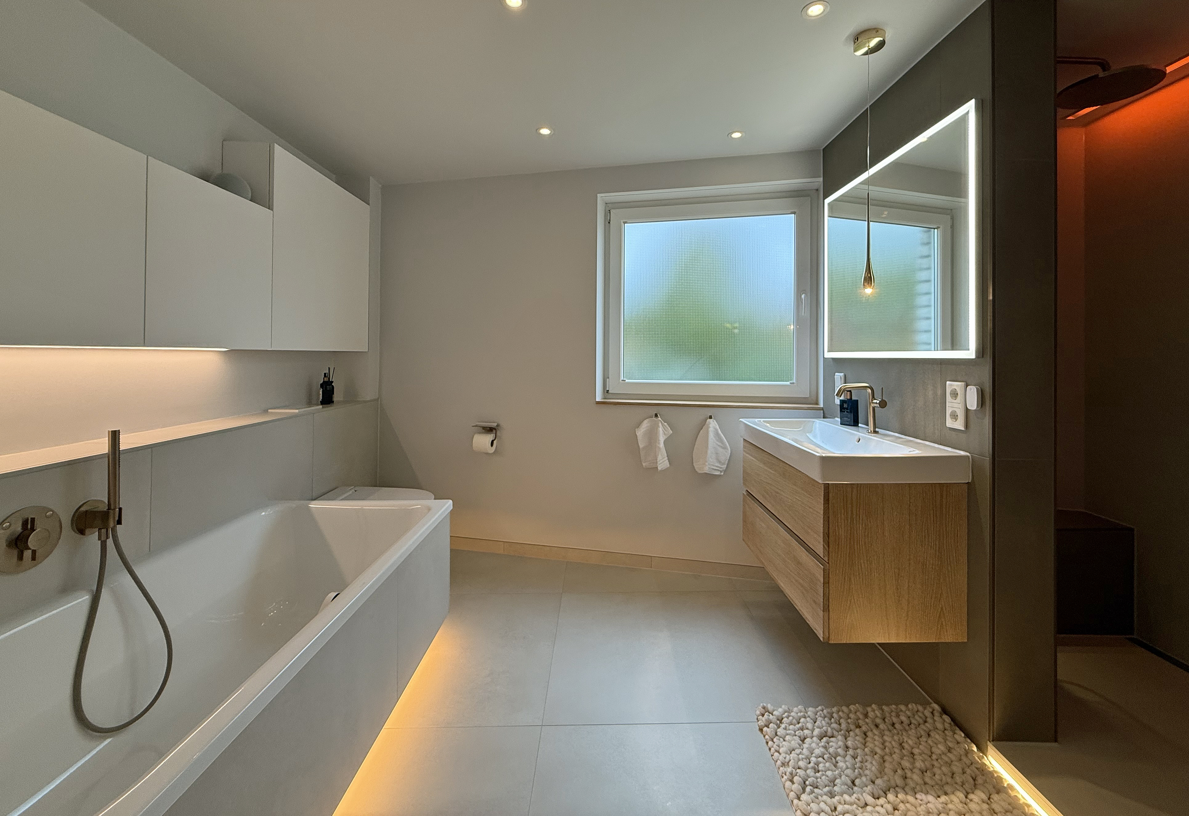 Renoviertes, offenes Badezimmer mit großer Badewanne