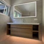 Modernisiertes Badezimmer mit LED Spiegel und indirekter LED Beleuchtung